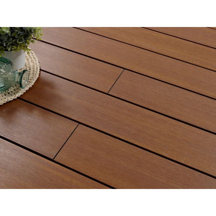 Terrasse composite Fiberdeck Exotics aspect Ipé posée, vue rapprochée