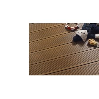Terrasse composite Fiberdeck Manhattan Teak en situation, face rainurée