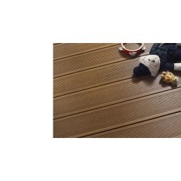 Terrasse composite Fiberdeck Manhattan Teak en situation, face rainurée
