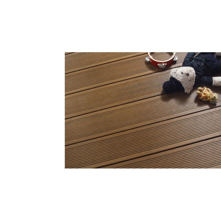 Terrasse composite Fiberdeck Manhattan Teak en situation, face rainurée