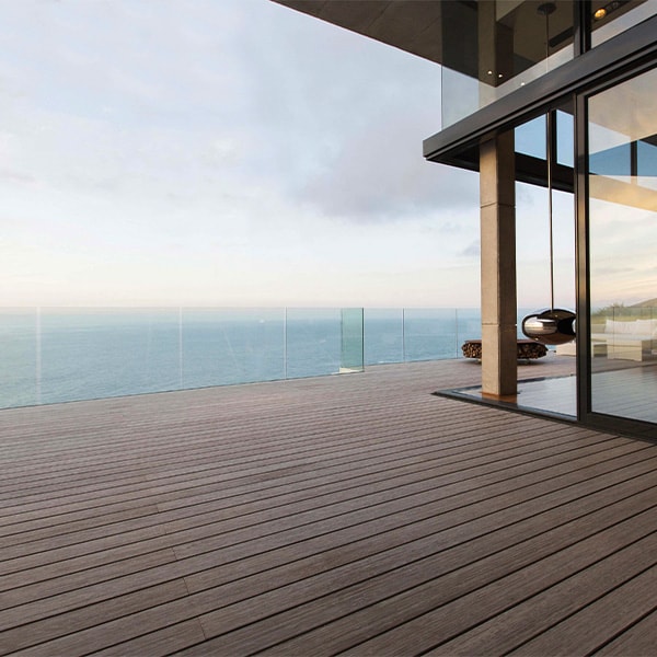Inspiration de terrasse Fiberdeck Manhattan en situation — visuel de la gamme, coloris illustratif