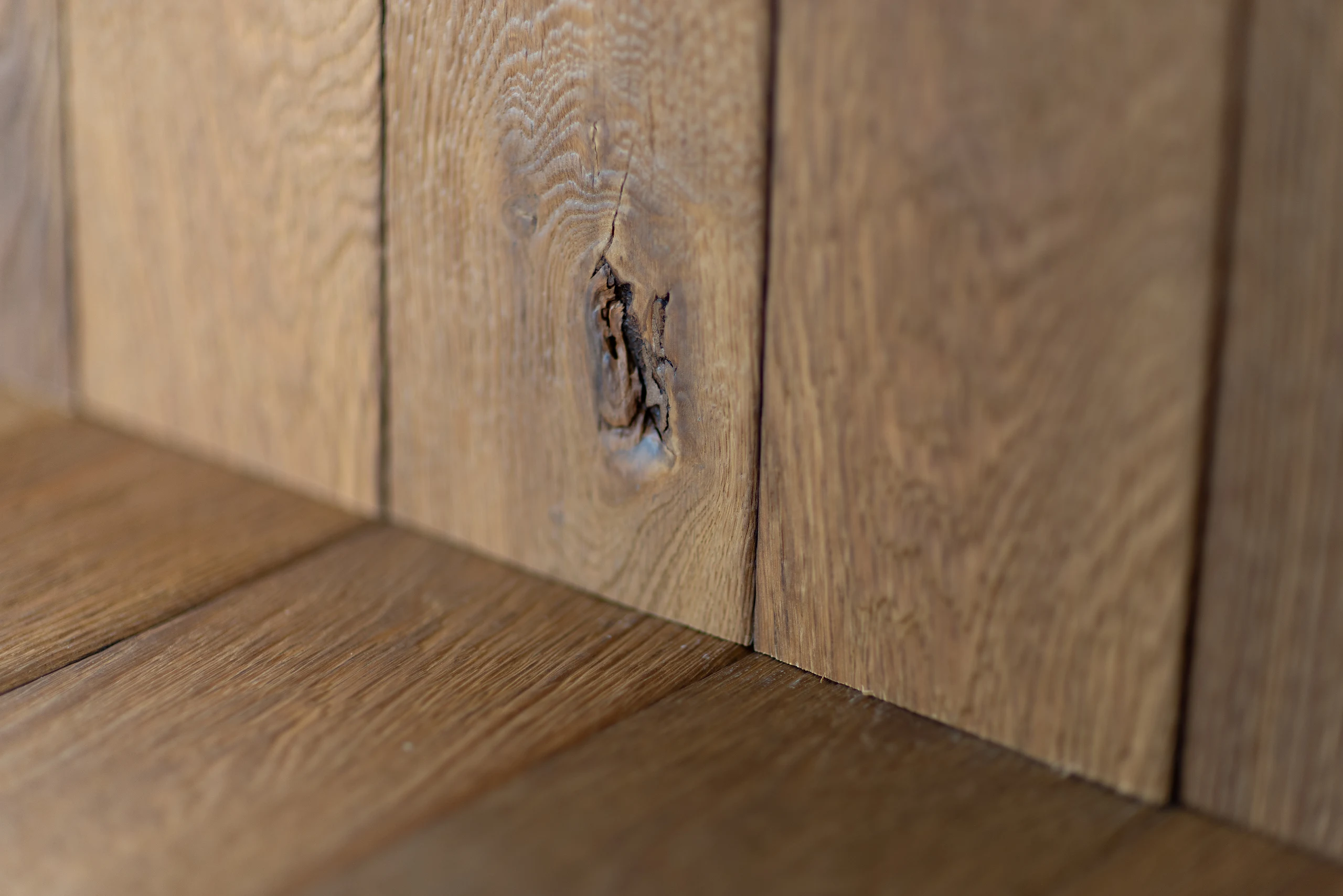 Détail d’un parquet Arbony en chêne vieilli montrant les nœuds, le veinage et les irrégularités naturelles du bois.