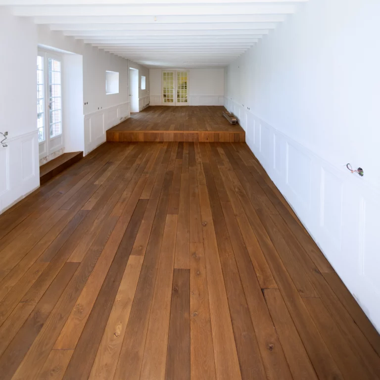 Projection d’un intérieur contemporain avec parquet Arbony en chêne vieilli, canapé en lin et mobilier moderne.