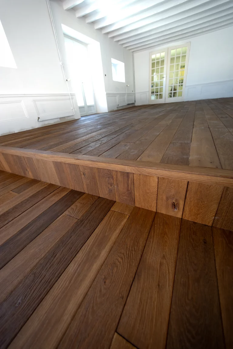 Parquet Arbony en chêne naturel montrant les variations de couleur et de veinage entre les lames.