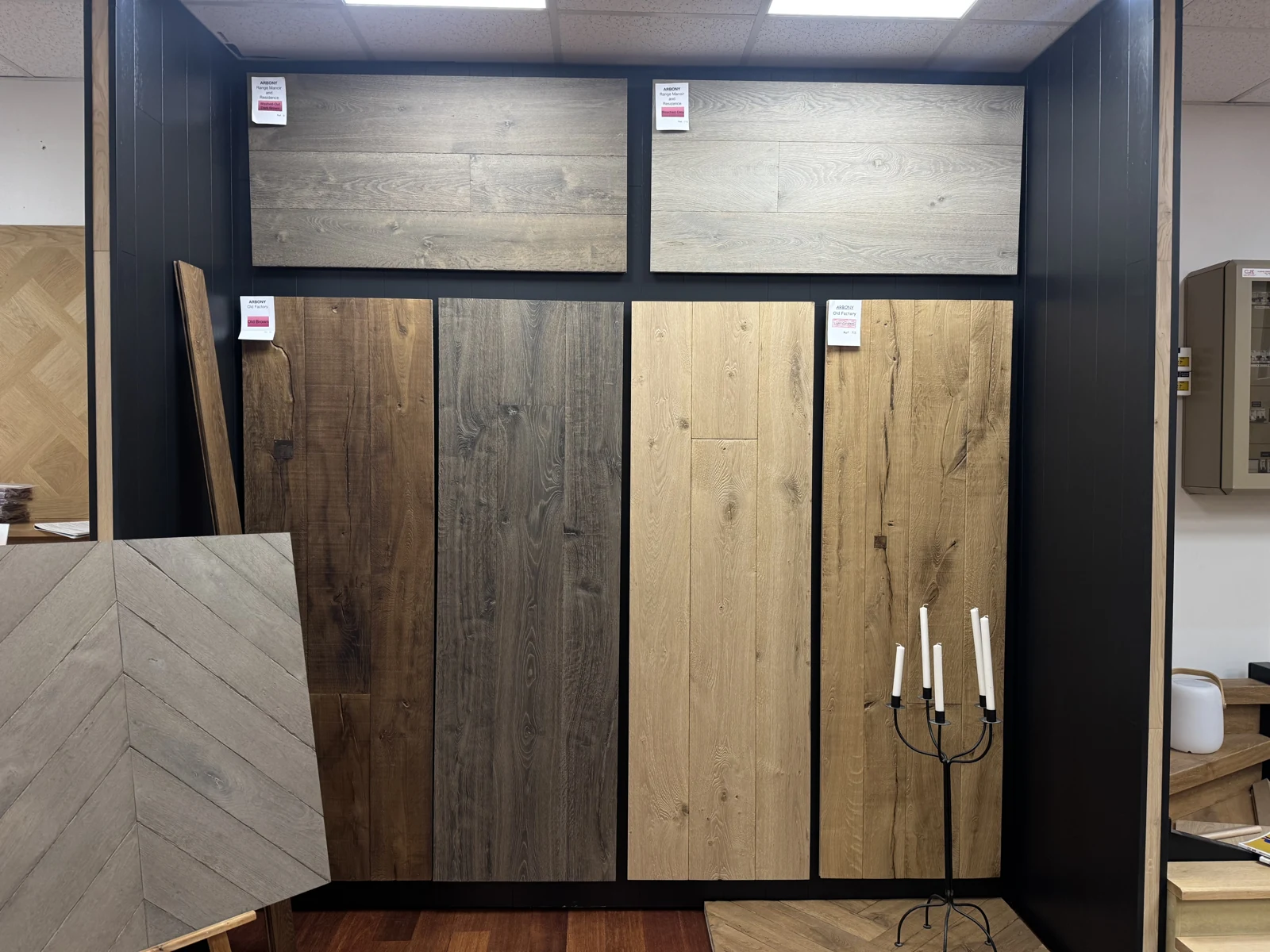 Panneaux de parquet de couleurs et de textures variées exposés au showroom Sols & Nature à Cormontreuil.