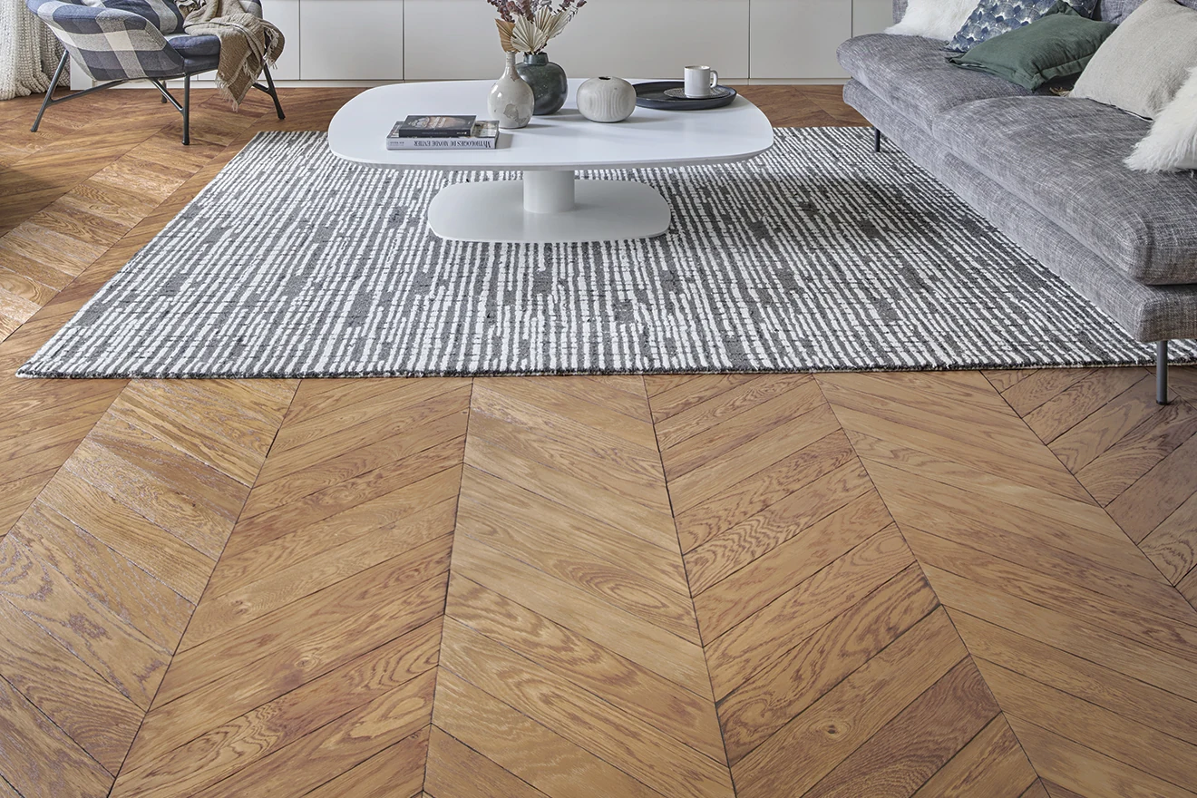 Parquet Rivoli en point de Hongrie, avec des extrémités coupées en biais formant des V alignés.