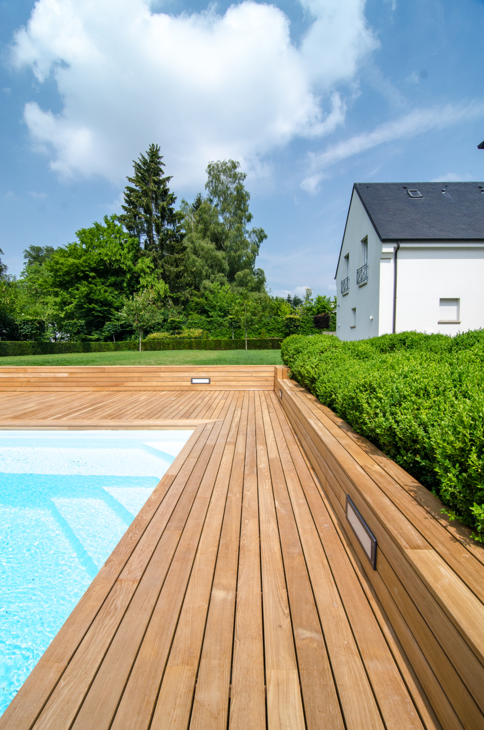 Terrasse bois autour d'une piscine à Reims - Sols & Nature