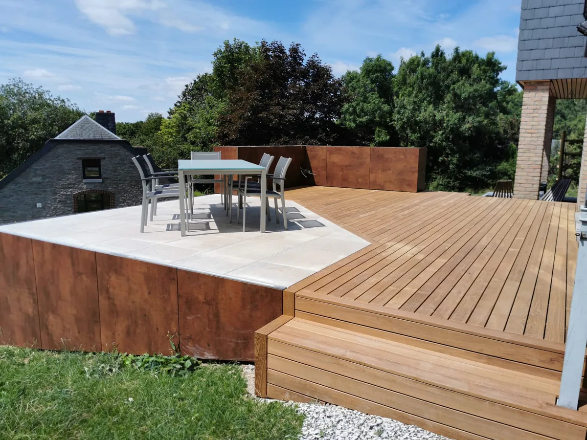 Terrasse bois, photographie de la médiathèque existante